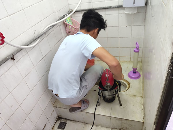 水满乡管道堵塞冒臭气 专业师傅现场解决问题